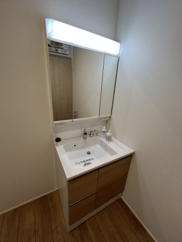 瑞穂町箱根ヶ崎　新築戸建全1棟の独立洗面台|身だしなみを整えやすく、収納たっぷりの三面鏡付洗面化粧台☆