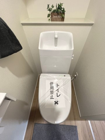 瑞穂町箱根ヶ崎　新築戸建全1棟のトイレ|1階温水シャワートイレ