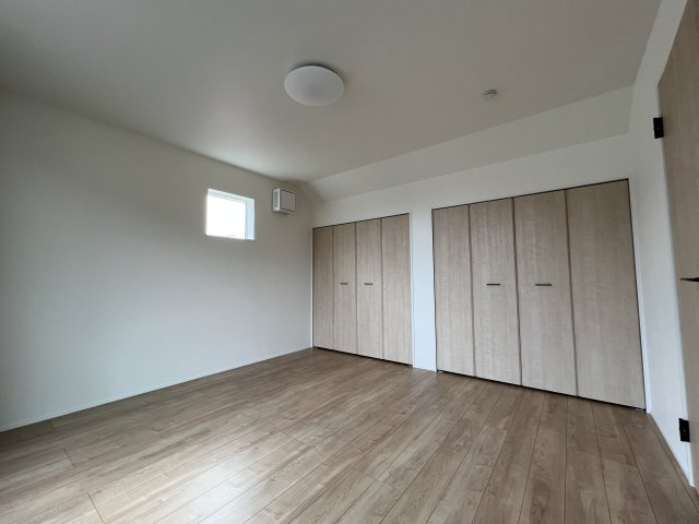瑞穂町箱根ヶ崎　新築戸建全1棟の洋室|【洋室1】広々8.0帖！ダブルクローゼット完備！