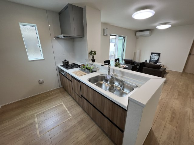 瑞穂町箱根ヶ崎　新築戸建全1棟のキッチン|料理をしながらでもご家族との会話を楽しめる対面キッチン