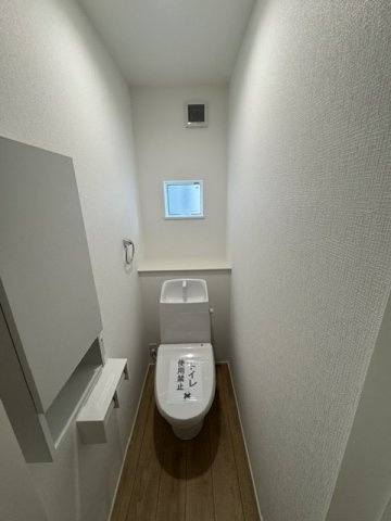 【トイレ】 | 堺市西区北条町2丁　新築戸建 | 温水洗浄便座付のトイレで、冬の寒い時期でも快適！棚付きで、予備のペーパー類も問題なく収納できます。