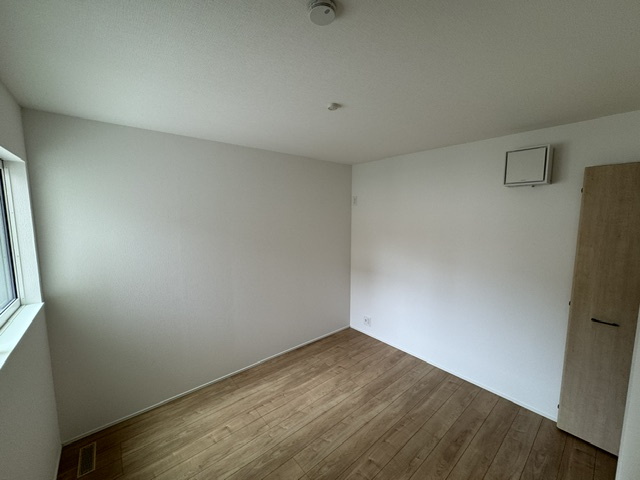 【洋室】 | 堺市西区北条町2丁　新築戸建 | 5.2帖の洋室！全居室洋室で内装もシンプル。多様なインテリアやレイアウトが楽しめます。