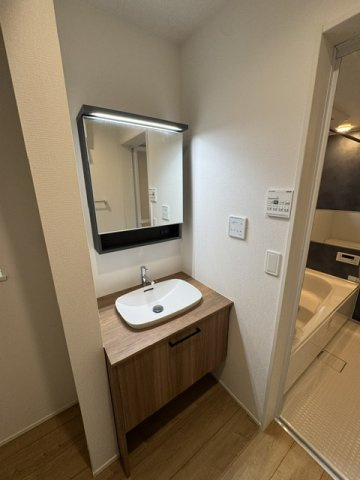 【独立洗面台】 | 堺市西区北条町2丁　新築戸建 | スタイリッシュなデザインの洗面台！玄関近くに洗面室があり、帰宅後の手洗いもスムーズに行えます。
