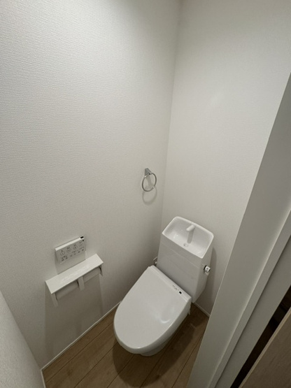 【トイレ】 | 堺市西区北条町2丁　新築戸建 | トイレが2ヶ所あるので、朝の慌ただしい時間も安心！来客時にも気兼ねなく使えて便利です。