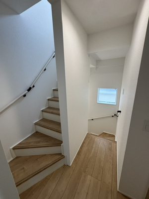 【内装】 | 堺市西区北条町2丁　新築戸建 | 手すり付き階段で転倒・転落の防止はもちろん移動もラクラク！採光窓があるので明るい印象です。