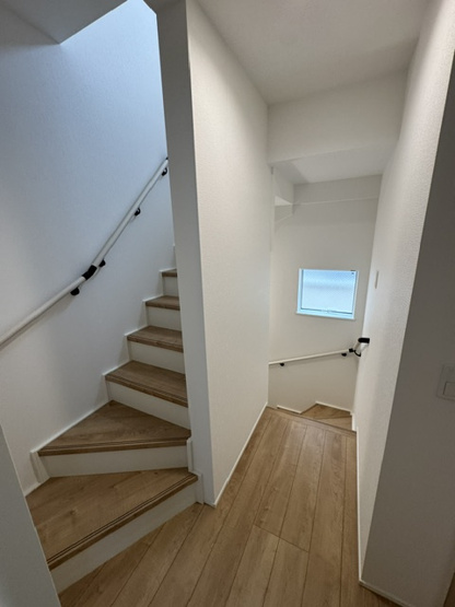 【内装】 | 堺市西区北条町2丁　新築戸建 | 手すり付き階段で転倒・転落の防止はもちろん移動もラクラク！採光窓があるので明るい印象です。