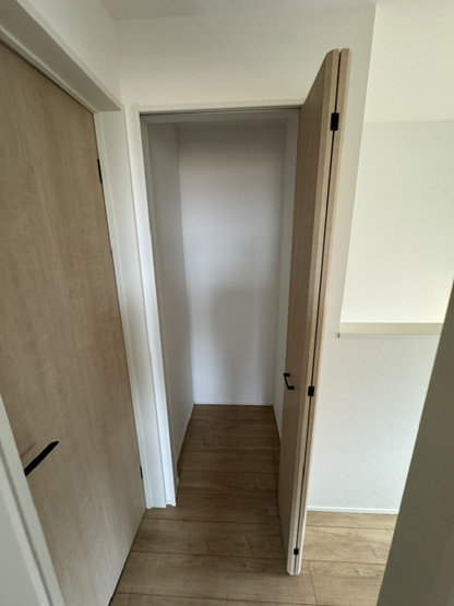 【収納】 | 堺市西区北条町2丁　新築戸建 | 3階の廊下収納！掃除道具や消耗品などを収納しておけば、下の階まで取りに行く必要がなくなるのも嬉しいポイント。