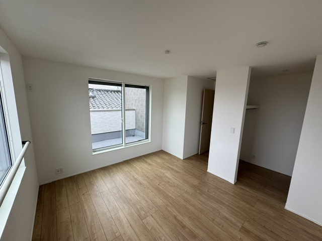 【洋室】 | 堺市西区北条町2丁　新築戸建 | ご夫婦の寝室にもオススメ、7.7帖の洋室！南向きバルコニーに出入りでき、明るく気持ちの良い空間です。