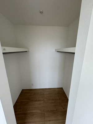 【収納】 | 堺市西区北条町2丁　新築戸建 | 7.7帖の洋室には、大容量のWIC付き！季節の物も入れ替え不要、かさばる物もスッキリ片付きます。