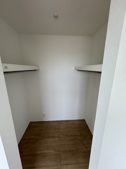 【収納】 | 堺市西区北条町2丁　新築戸建 | 7.7帖の洋室には、大容量のWIC付き！季節の物も入れ替え不要、かさばる物もスッキリ片付きます。