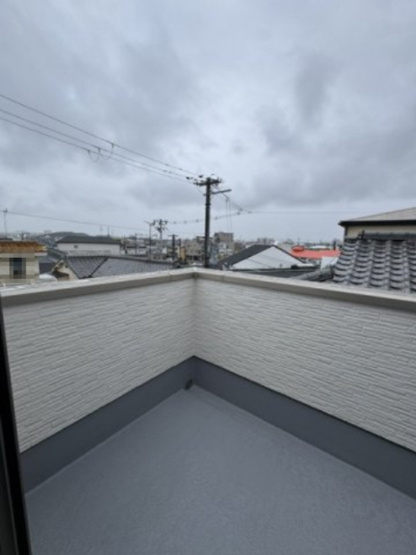 【バルコニー】 | 堺市西区北条町2丁　新築戸建 | 3階ルーフバルコニー！南向きなので、陽当りも良く気分も爽快。椅子を置いてゆったりお家時間も楽しめそう。