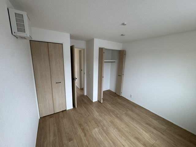 【収納】 | 堺市西区北条町2丁　新築戸建 | 6.1帖洋室には、2つのクローゼット付き！用途によって使い分けができ、いつでもスッキリ整います。