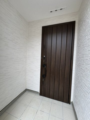【玄関】 | 堺市西区北条町2丁　新築戸建 | 家族を迎えてくれる玄関スペース。屋根付きのポーチで雨天時も鍵の開閉や荷下ろしがラクラク！