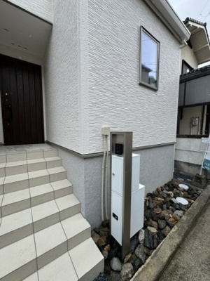 【玄関】 | 堺市西区北条町2丁　新築戸建 | 宅配ボックス付き機能門柱採用！ネットショッピングもさらに気軽に楽しめそうです。