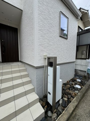 【玄関】 | 堺市西区北条町2丁　新築戸建 | 宅配ボックス付き機能門柱採用！ネットショッピングもさらに気軽に楽しめそうです。