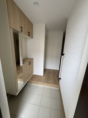 【玄関】 | 堺市西区北条町2丁　新築戸建 | 姿見付きの大きなシューズボックス！※掲載中の写真は広角レンズで撮影のため、実際の見え方とは異なります。