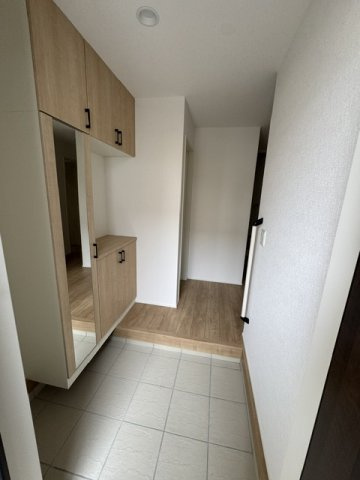 【玄関】 | 堺市西区北条町2丁　新築戸建 | 姿見付きの大きなシューズボックス！※掲載中の写真は広角レンズで撮影のため、実際の見え方とは異なります。