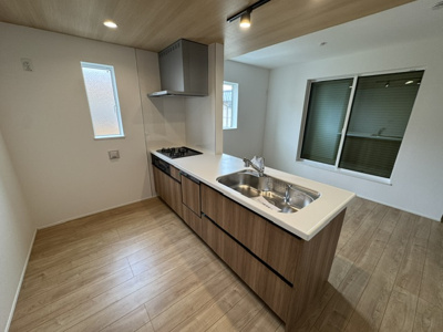 【キッチン】 | 堺市西区北条町2丁　新築戸建 | 広々使い勝手の良いシステムキッチン！食洗機や3口コンロなど家事効率がアップする設備が充実。