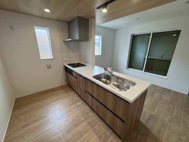 【キッチン】 | 堺市西区北条町2丁　新築戸建 | 広々使い勝手の良いシステムキッチン！食洗機や3口コンロなど家事効率がアップする設備が充実。