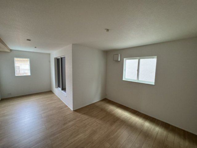 【居間・リビング】 | 堺市西区北条町2丁　新築戸建 | 採光・通風・プライバシーに配慮した2階LDK！ダイニング、リビングと空間設計がしやすい間取り。