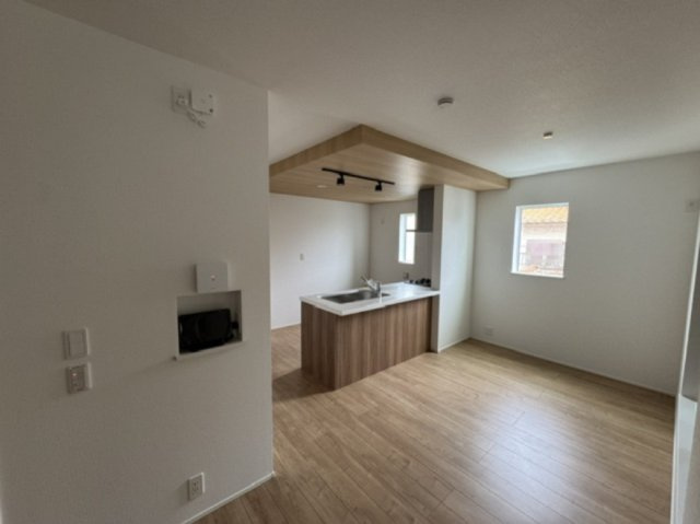 【居間・リビング】 | 堺市西区北条町2丁　新築戸建 | 家族団らんのスペースとなるLDKは16.5帖の広さ！キッチンや下がり天井に木目調素材を使いぬくもりの空間を演出。