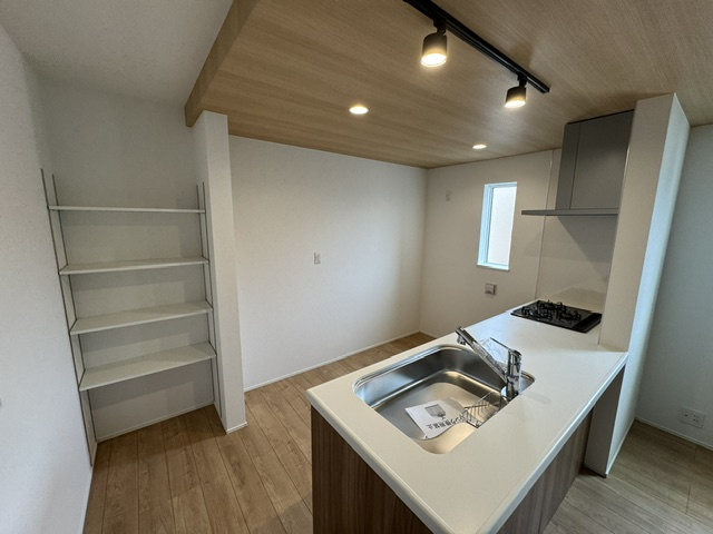 【キッチン】 | 堺市西区北条町2丁　新築戸建 | キッチンには可動棚付きの収納スペース有り！使いやすくて取り出しやすく、かつ片付けやすいスペースに。