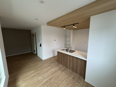【居間・リビング】 | 堺市西区北条町2丁　新築戸建 | ナチュラルな心地よさが広がるリビング！ダイニングテーブルやソファーなどの家具もゆったりと配置可能。