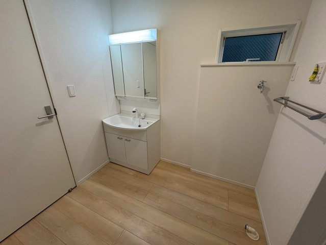 清水が丘1丁目  新築戸建ての脱衣所|広々とした洗面所