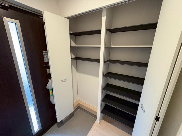 清水が丘1丁目  新築戸建ての玄関|収納もある玄関です