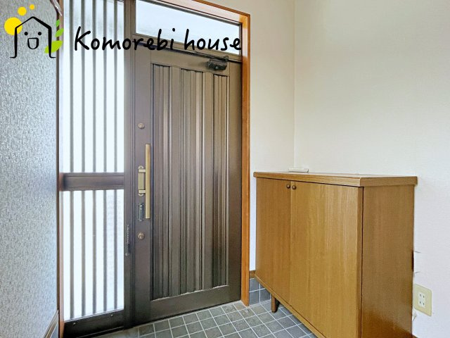 北本市中丸　中古戸建の玄関|明るい玄関です