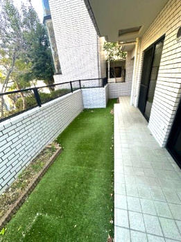 【庭】 | セントラルパレス東豊中 | 31.95平米の専用庭。夏にはビニールプールなどでお子様と遊ぶことができます！ガーデニングなども楽しめそうですね。