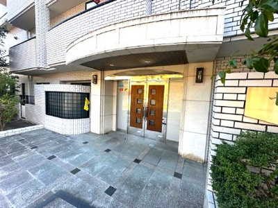  | セントラルパレス東豊中 | 住まいの顔となるエントランスは、落ち着いた雰囲気と清潔感があり来訪者にも好印象。すっきりとしたエントランスが毎日お出迎えしてくれます。