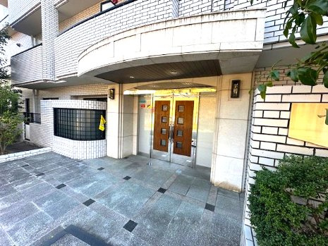 | セントラルパレス東豊中 | 住まいの顔となるエントランスは、落ち着いた雰囲気と清潔感があり来訪者にも好印象。すっきりとしたエントランスが毎日お出迎えしてくれます。