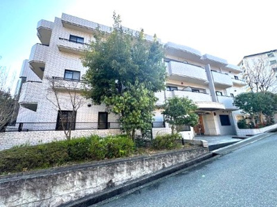 【外観】 | セントラルパレス東豊中 | 植栽や塀が目隠しになり、1階部分でも外からの視線が気になりにくいのも嬉しいポイント！植物があると季節の移り変わりも感じられますね。