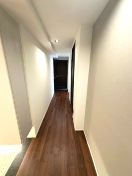 【内装】 | セントラルパレス東豊中 | 玄関から各部屋へ繋がる廊下。木のぬくもりと白を基調とした清潔感のある空間です。内覧・お問い合わせはお気軽にどうぞ。