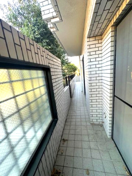 【バルコニー】 | セントラルパレス東豊中 | 北側のバルコニー！塀が設けられ、居住者以外の侵入を防ぐことができます。季節を問わず落ち着いて過ごせる北側採光です。