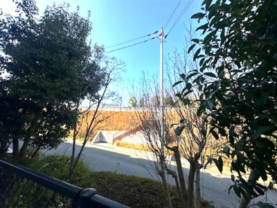【展望】 | セントラルパレス東豊中 | 自然豊かな周辺環境！外の空気を吸ってホッと一息、日々の疲れもリフレッシュできそうですね。ぜひ一度、現地をご覧ください。