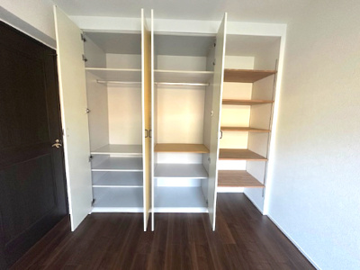 【収納】 | セントラルパレス東豊中 | 洋室5.7帖のクローゼット。棚板やハンガーパイプ付き！衣類や鞄などの小物類を区別して整理整頓しやすい収納スペースです。