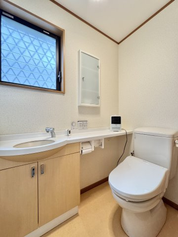 中央区桜台二丁目のトイレ|トイレは各階に設置されており、忙しい朝の時間帯もスムーズに使用可能です。　