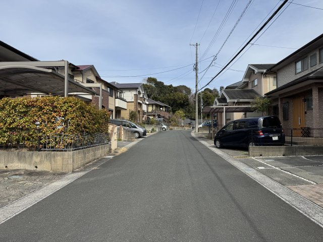 中央区桜台二丁目の前面道路含む現地写真|前面道路は車がほとんど通らないので、小さいお子さんがいる家庭でも安心できますね。　