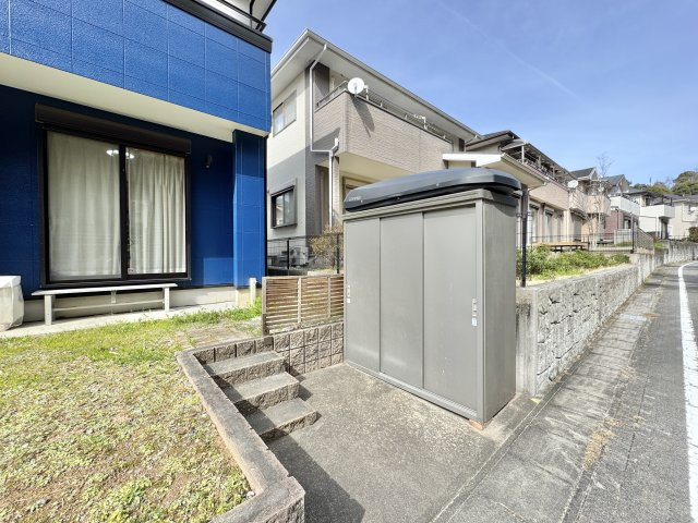 中央区桜台二丁目の収納|南側のお庭の横には、あったら嬉しい屋外収納です。