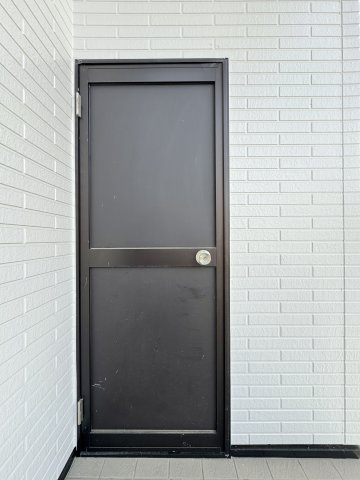 中央区桜台二丁目の収納|玄関の横には物置スペースがあります。
