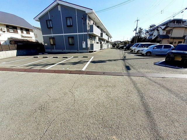 イーストカーサの駐車場
