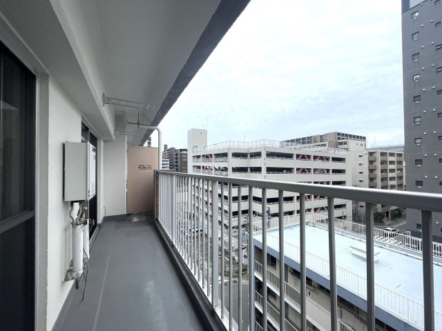 第三住吉ハイツのバルコニー|幅が広くクリーンな印象のバルコニー☆
大きなバルコニーは柔らかい風を運んできます…♪
洗濯物もたくさん干せそうですね！