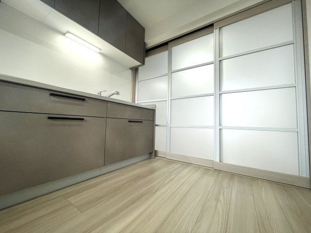 第三住吉ハイツのキッチン|壁付けのワイドなキッチン♪
落ち着きながらもトレンドを感じる色調がオシャレです☆