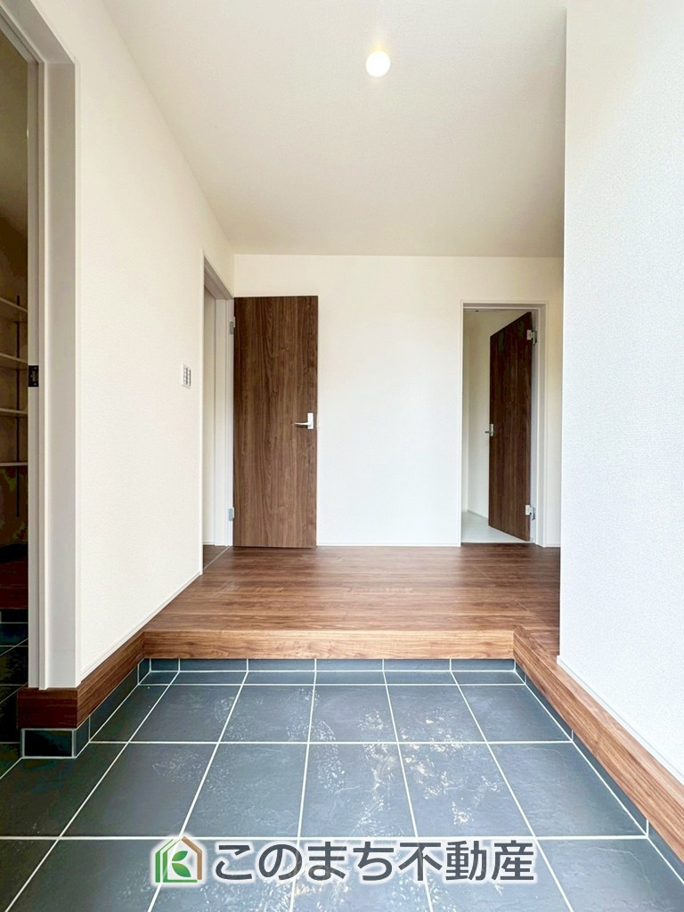 LiveleGarden.S上三川町上三川第10の玄関|玄関にはシューズボックスはもちろん、大きな荷物も収納出来るシューズクロークもございます♪
