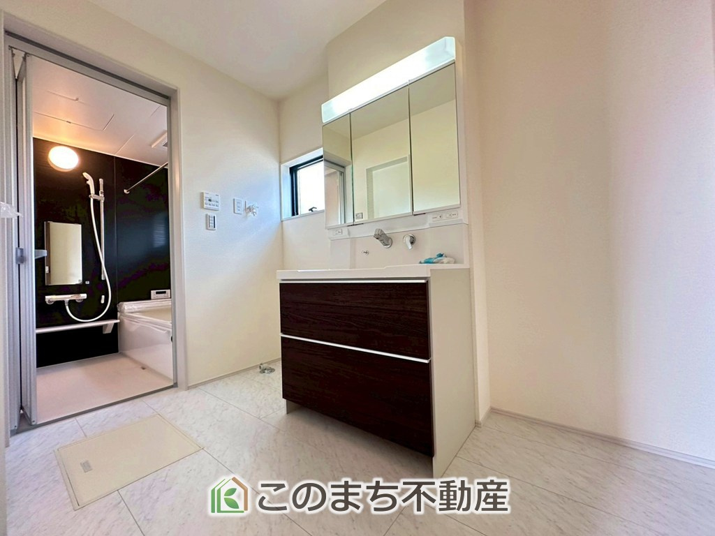 LiveleGarden.S上三川町上三川第10の独立洗面台|十分な大きさの洗面台は、身だしなみチェックや歯磨きなど、朝の慌ただしい時間でもホテルライクなスペースで余裕とゆとりを感じて頂けます。
