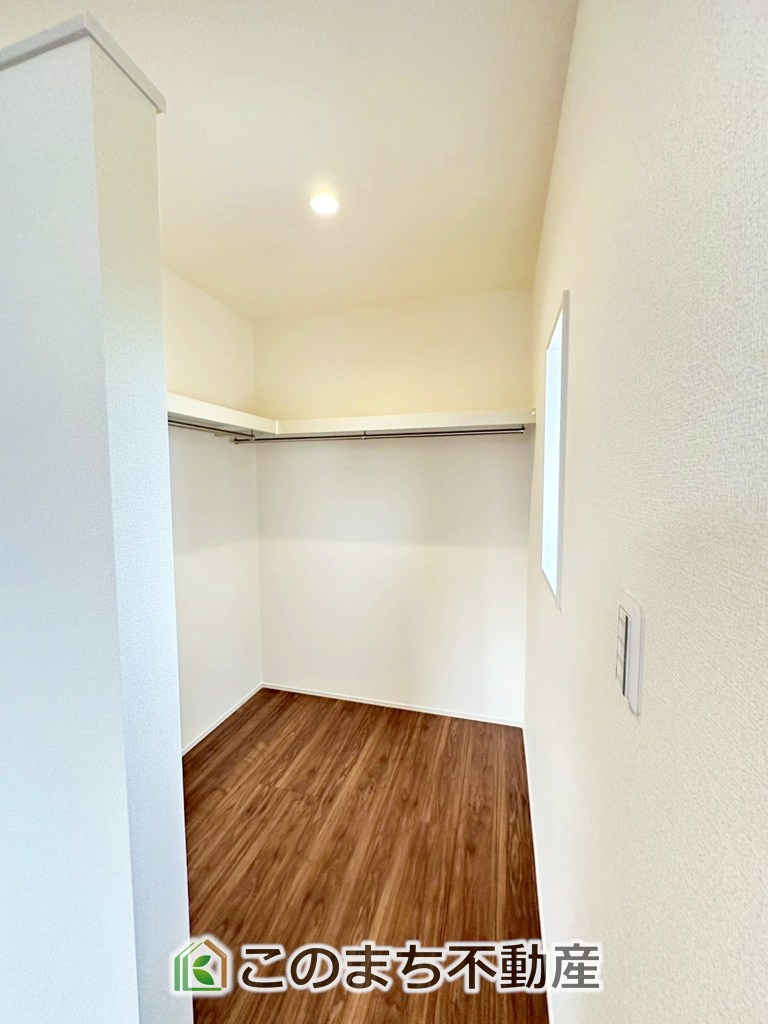 LiveleGarden.S上三川町上三川第10の収納|オープンタイプのウォークインクローゼットで収納もたっぷり確保しています。大型荷物も収納できて便利ですね！
