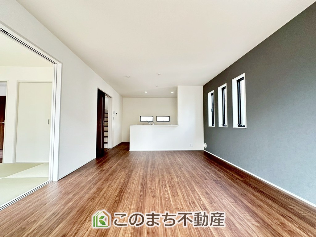 LiveleGarden.S上三川町上三川第10の居間・リビング|"ＬＤＫは家族団欒スペースとしては十分な広さです！
大きいダイニングテーブル、カウチ付きソファ、大型ＴＶも気兼ねなく配置可能！！"
