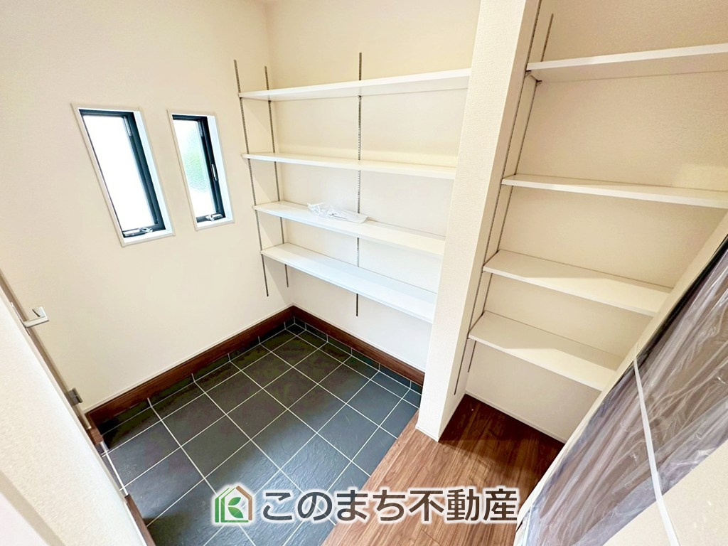 LiveleGarden.S上三川町上三川第10の収納|玄関には大型シューズクロークもございます♪